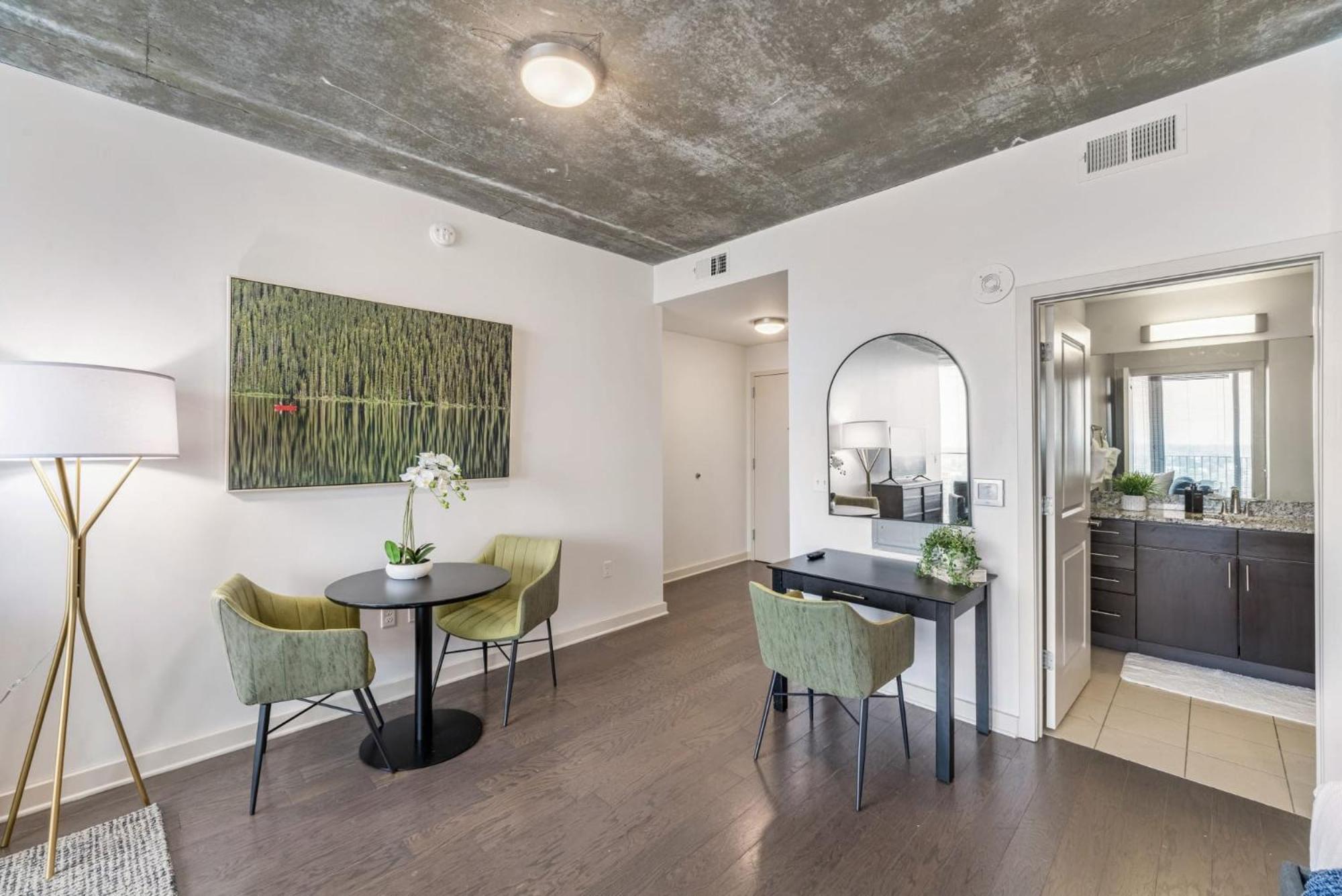 Skyhouse With Views In Uptown Apartamento