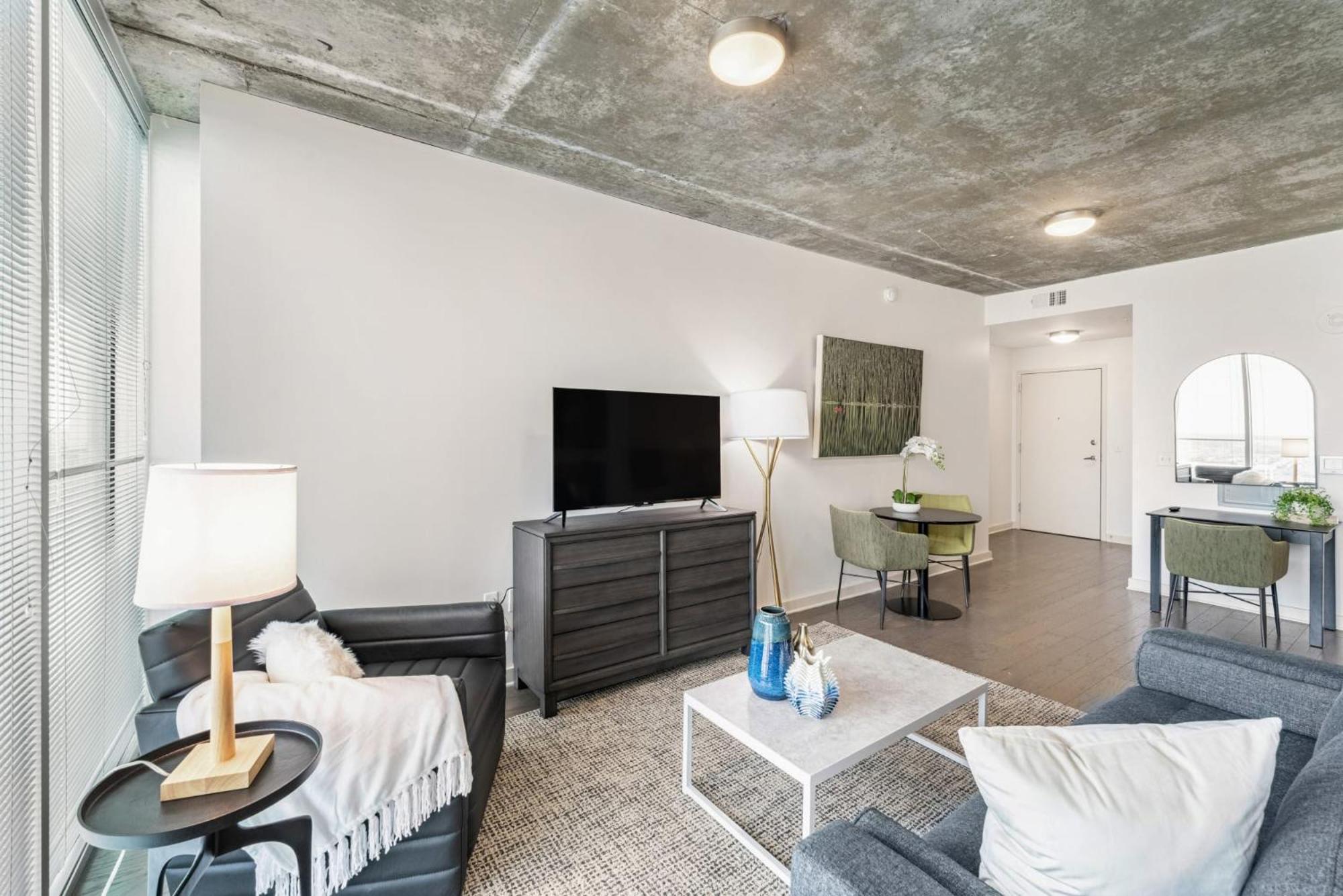 Skyhouse With Views In Uptown *