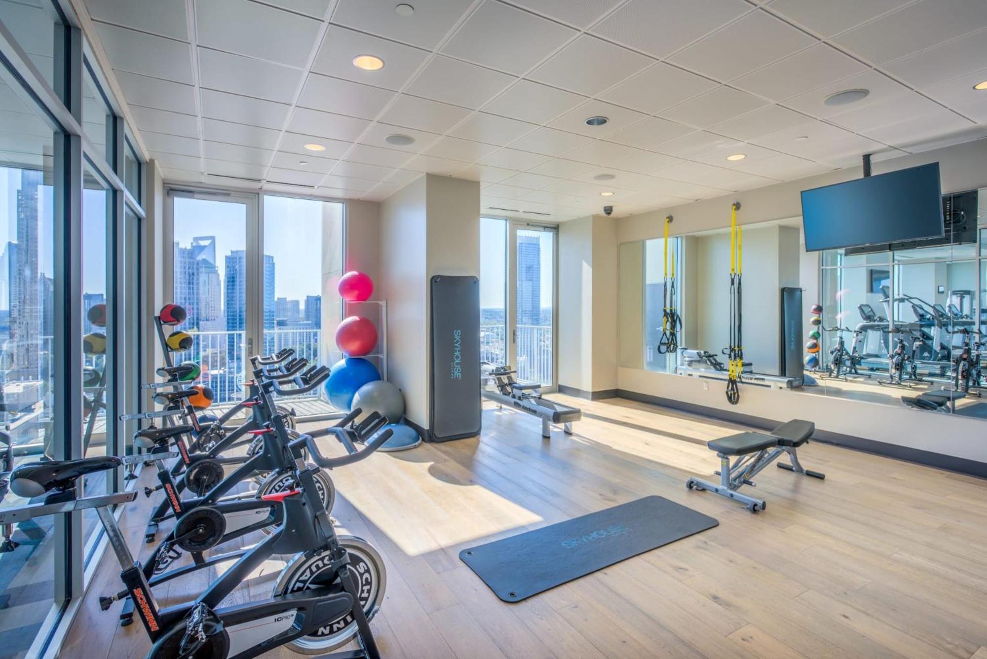 Skyhouse With Views In Uptown Apartamento